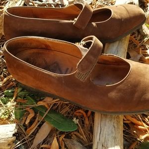 Fits by Theresia Suede Mary Janes